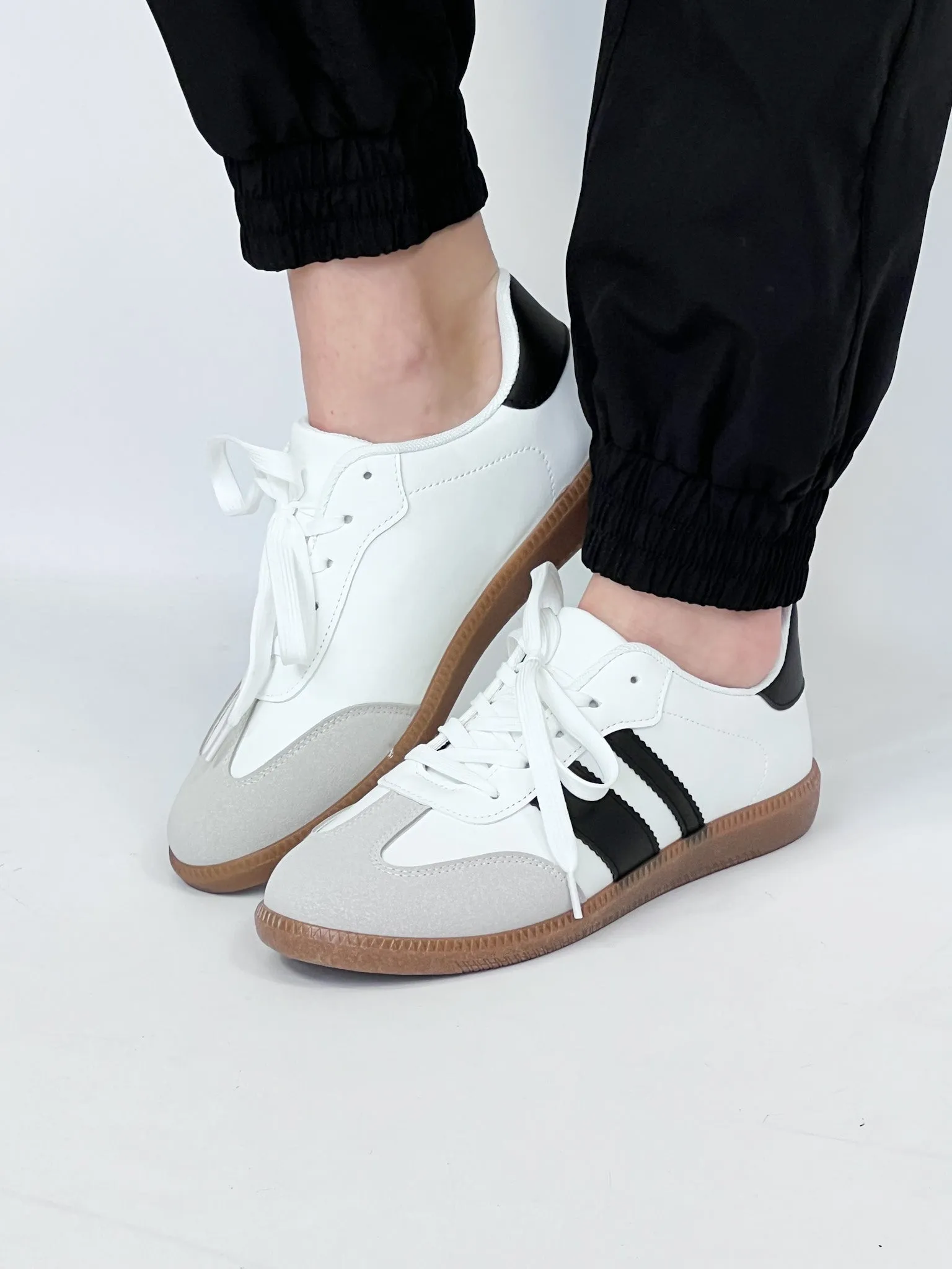 Shirley - Retro Black & White Striped Sneaker